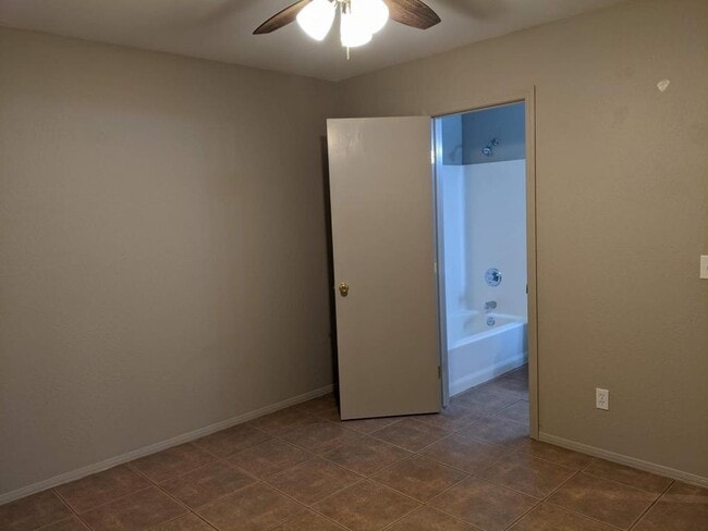 Building Photo - 4105 N Montezuma Ave