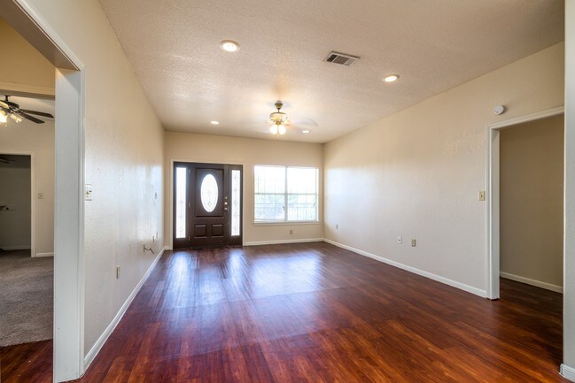 Foto del edificio - Bear Gardens Apartments