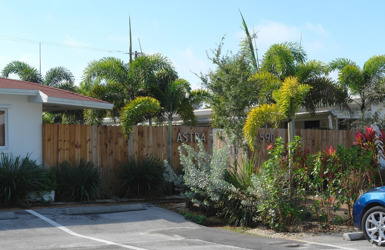 Foto del edificio - 590 NW 40th Ct