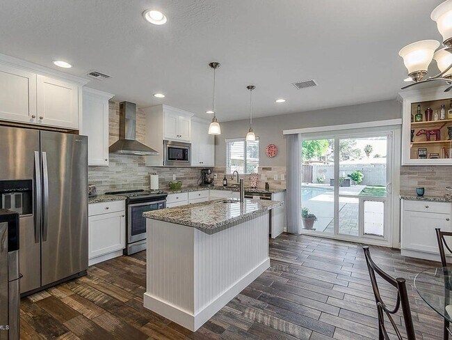 Building Photo - 4 Bedroom Single Family Home in Phoenix