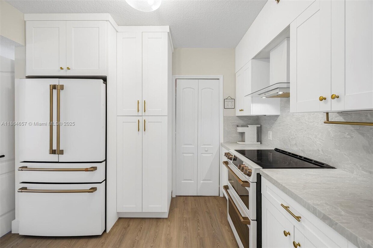 Foto principal - 9340 Fontainebleau Blvd