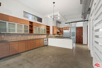 Building Photo - 1152 N La Cienega Blvd