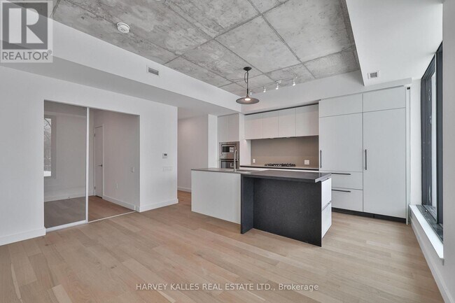 Building Photo - 1720 Bayview Ave