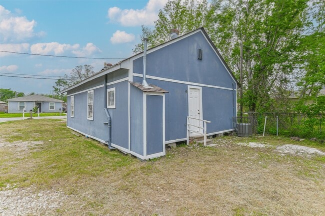 Building Photo - 9839 Racine St