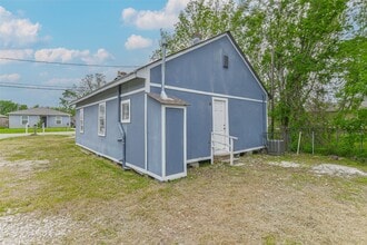 Building Photo - 9839 Racine St