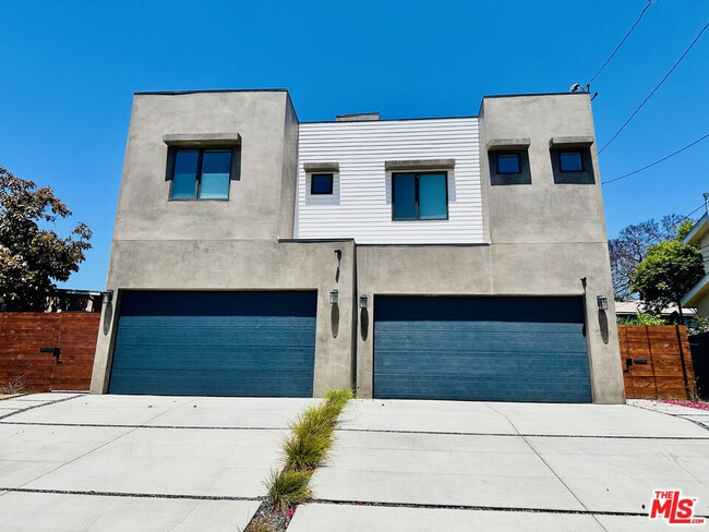 Building Photo - 948 E 67th St