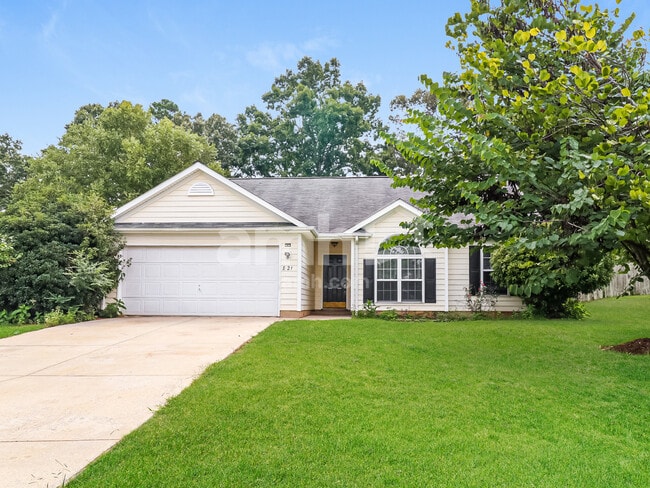 Building Photo - 821 Barbee Farm Dr