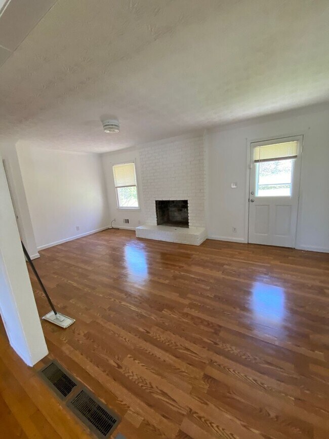 Foto del edificio - 4 Bedroom Home in Norcross  --Coming Soon!!!!