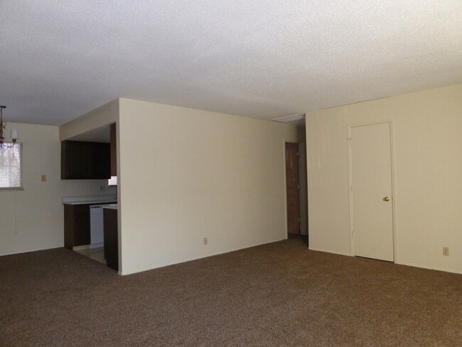 Building Photo - 2 Bedroom Duplex in East Glenn