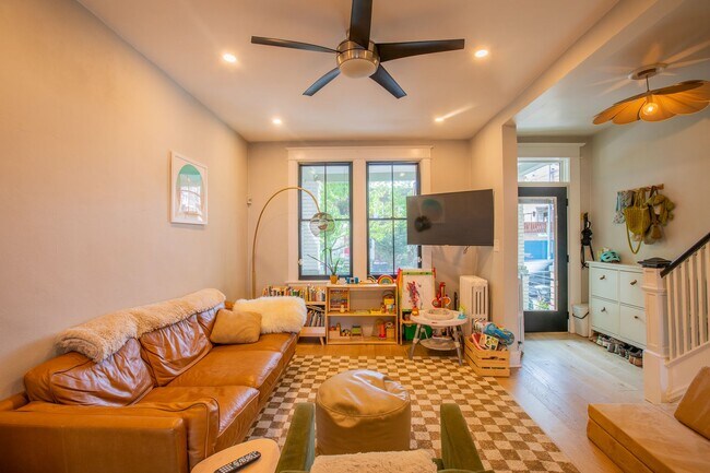 Building Photo - Lovely 2 BR/2 BA Townhome in Columbia Heig...