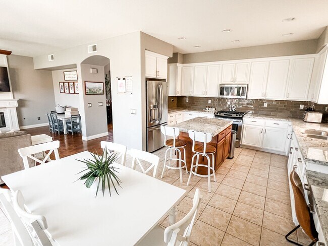 Foto del edificio - Charming 4 Bedroom/3 Bath Single Family Home on a Cul-de-sac with backyard