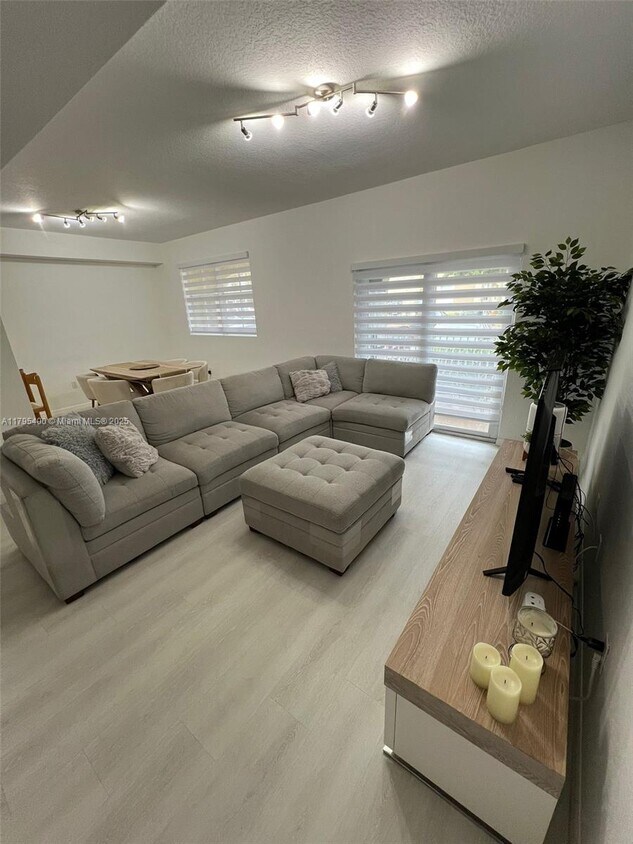 Foto principal - 8899 NW 107th Ct