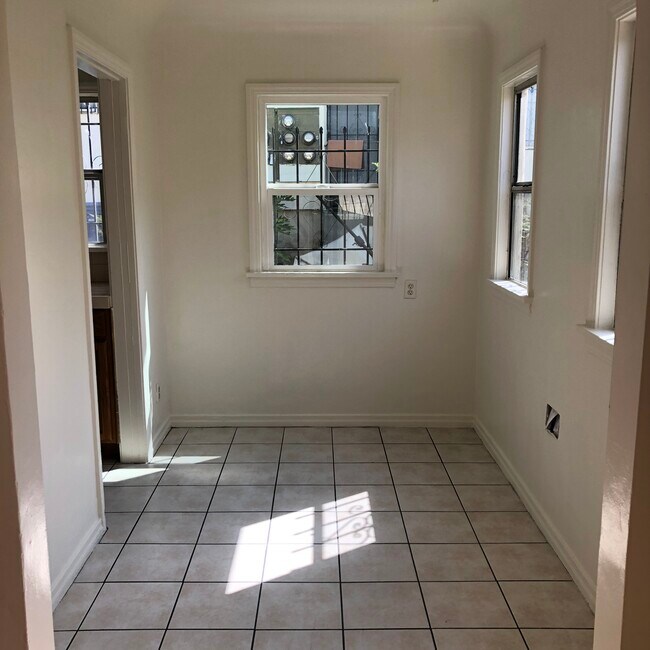 Foto del edificio - 2468 Eastlake Ave