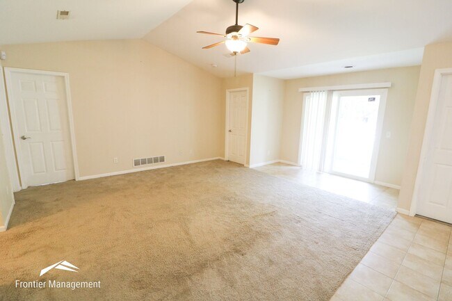 Building Photo - Amazing 4-bedroom duplex located in Northe...