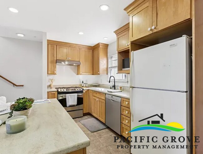 Foto del edificio - Cozy Coastal Retreat with Ocean Glimpses in Pacific Grove