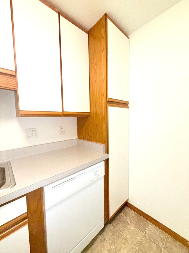 Building Photo - Upper 2 Bedroom Scenic Escape | Walk-in closets | In-unit full-size washer and dryer | Rentals in...