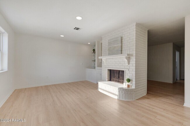 Building Photo - 121 Courtney Dr