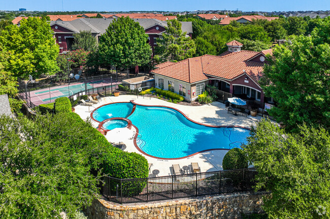 Piscina estilo resort con spa con cascada y jacuzzi - Auberry at Twin Creeks