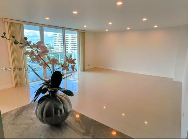 Building Photo - 2030 S Ocean Dr