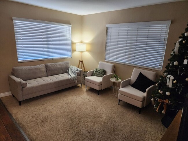 Foto del edificio - 2 bedroom condo- top floor- with  detached garage