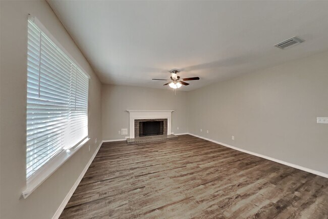 Building Photo - 9919 Villa Verde Dr