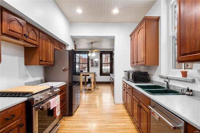 Foto del edificio - Lease this 2.5 story home in Historic Soulard