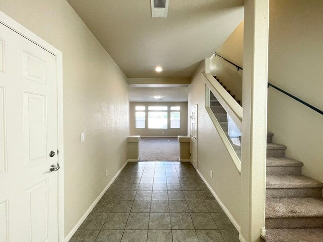 Building Photo - Beautiful 3 story single family house in C...