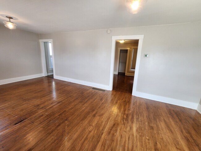 Great room view from entrance - 3017 Grandview St