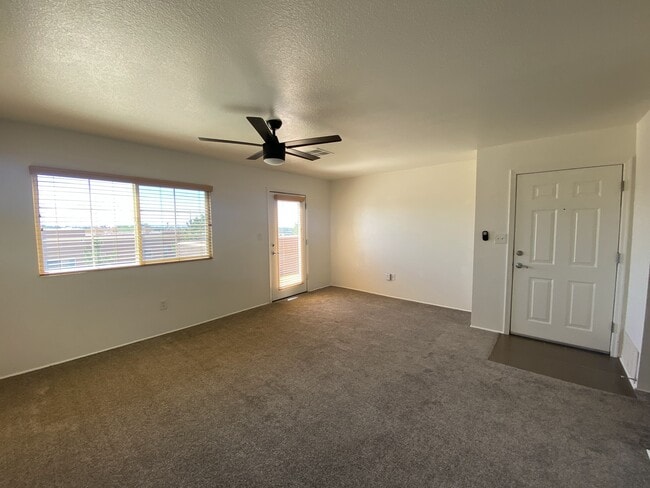 Sala de estar - 2210 Miguel Chavez Rd