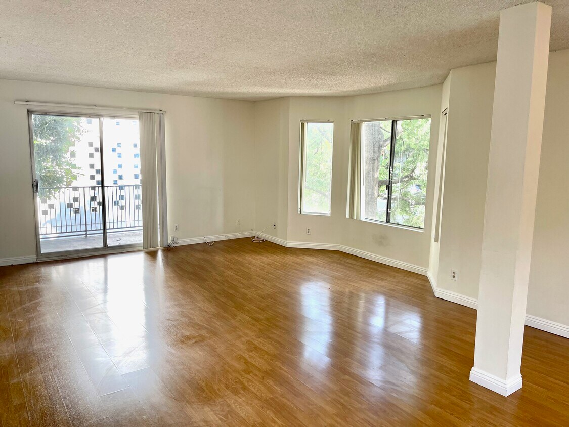 Living Room - 11701 Texas Ave