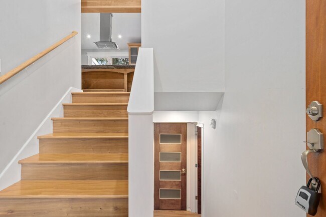 Foto del edificio - Charming 4-Bedroom Split-Level Home in Pou...