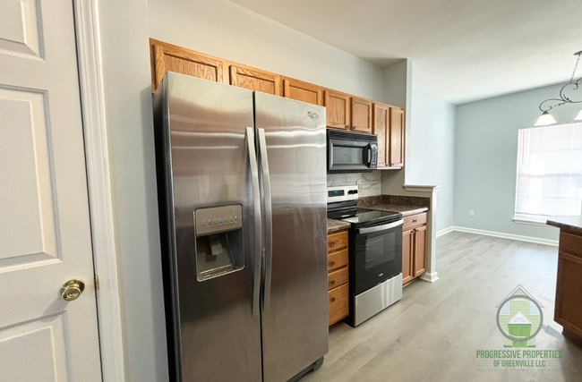 Foto del edificio - 214 Spring Crossing Cir