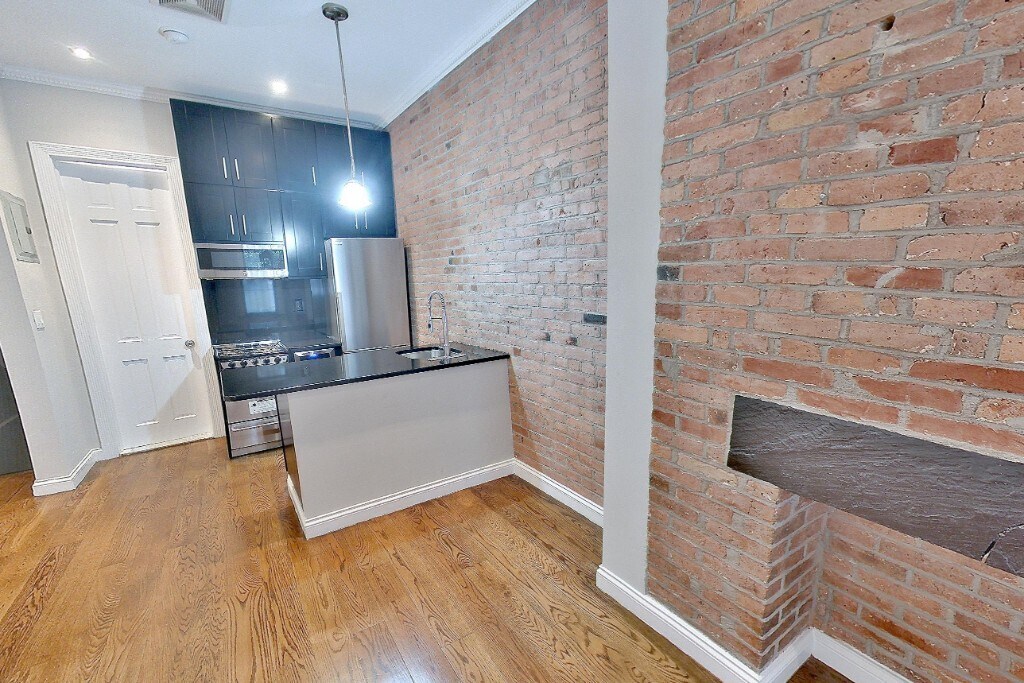 Foto principal - 279 E 10th St