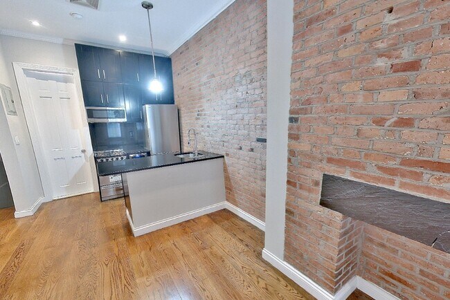 Building Photo - 279 E 10th St