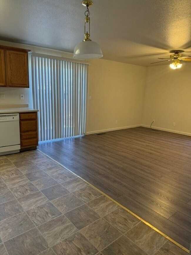 Foto del edificio - Two Bedroom Two Bath Townhome move in ready!