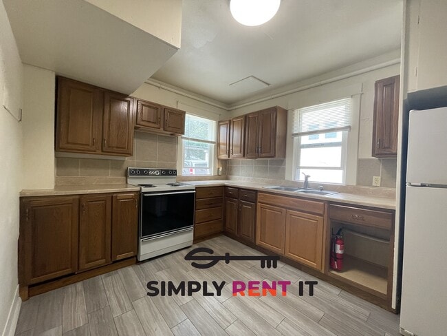 Building Photo - 6 Bed House or 2 and 3 Bedroom Duplex on C...