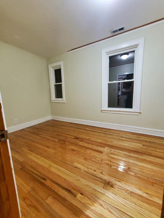 Foto del edificio - 8716 S Exchange Ave