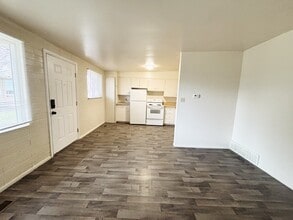 Building Photo - 472 E Granite Ave