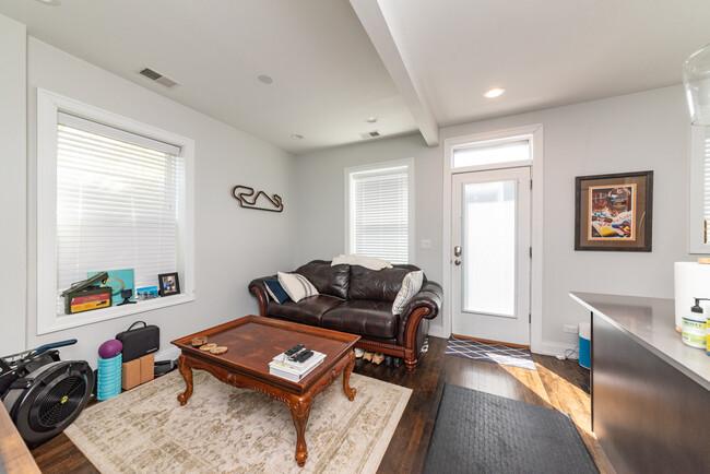 Foto del edificio - 856 N Hermitage Ave