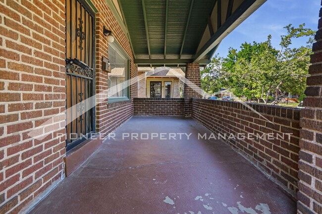 Building Photo - 427 S Washington St