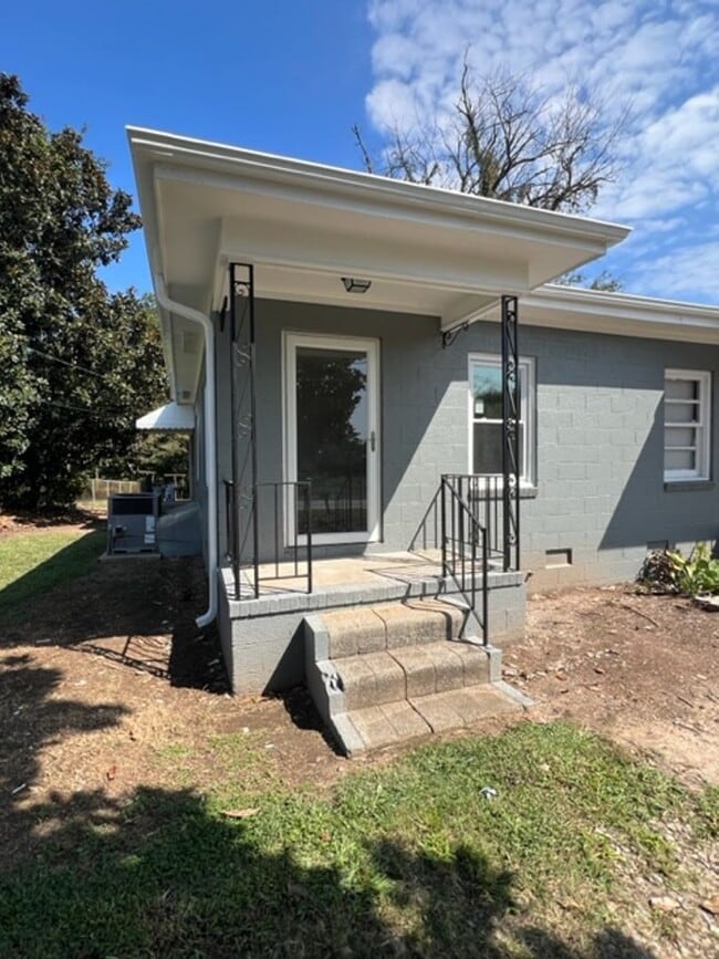 Foto del edificio - Low Maintenance & Very Affordable Living, Updated 1-BD, 1-BA duplex located in a convenient area ...