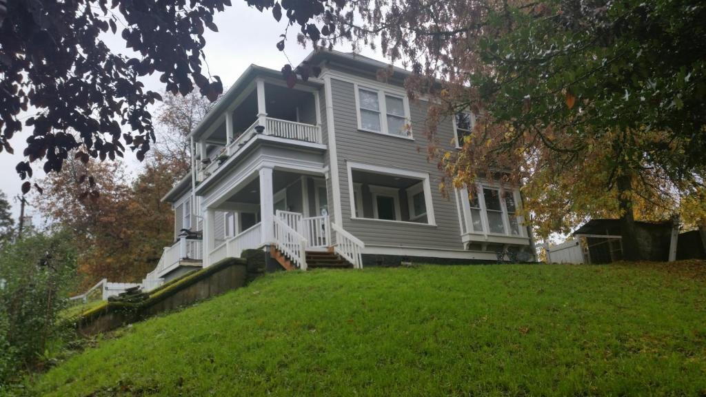 Primary Photo - 957 Se Stephens St #3 Roseburg, OR 97470