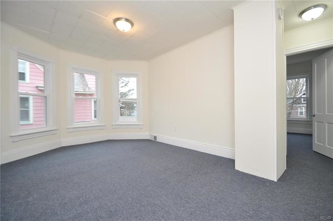 Building Photo - 123 Ridgeway St