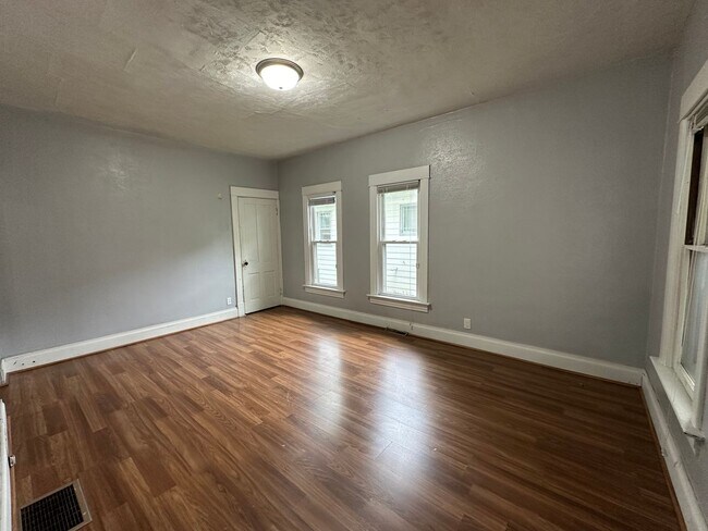Building Photo - 2 bed, 1 bath home for rent in West Waterloo