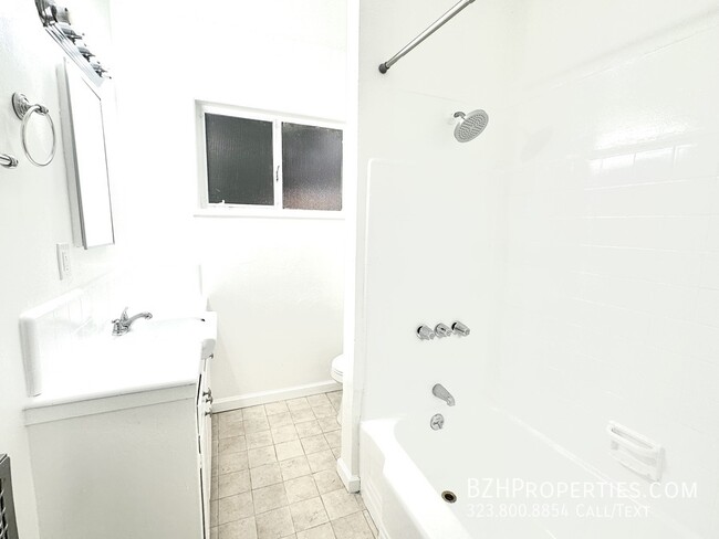 Building Photo - Charming 1 Bedroom 1 Bathroom In West Holl...