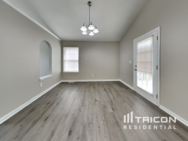 Building Photo - 207 Legend Dr