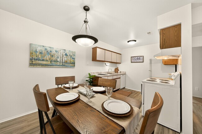 Comedor contemporáneo en los apartamentos Eastwood Village en Clinton Township, Michigan. - Eastwood Village Apartments