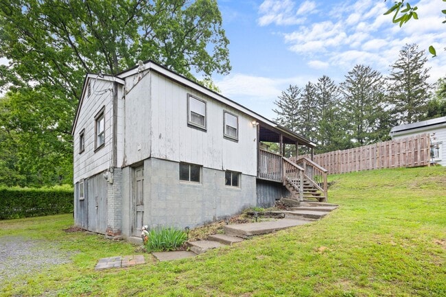 Foto del edificio - 104 Smithtown Rd