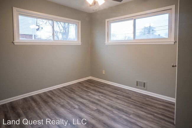 Foto del edificio - 2 br, 1 bath Apartment - 523 3 Mile Rd.
