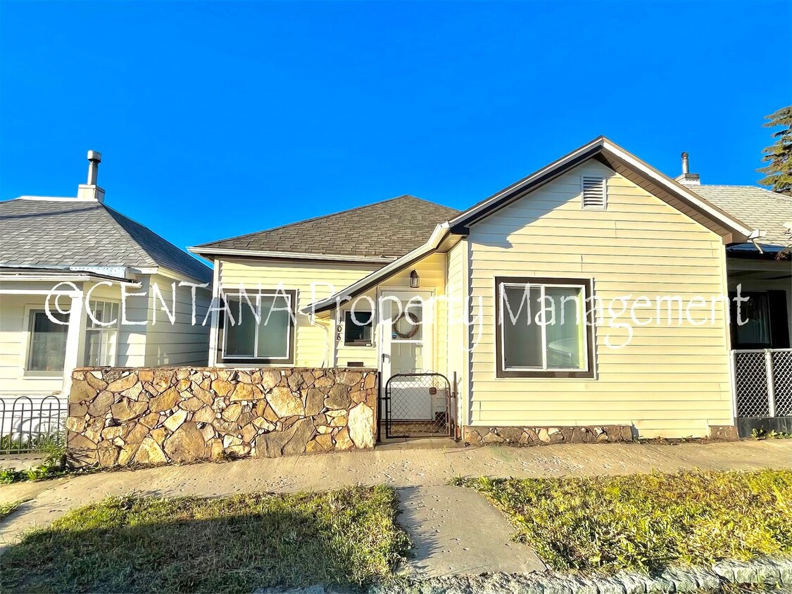 Primary Photo - Cute 2 bedroom home up on the hill- short ...